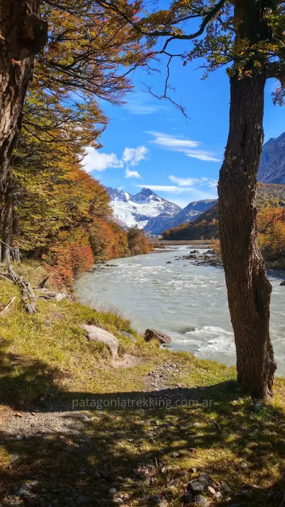 Vista al río eléctrico un día de otono