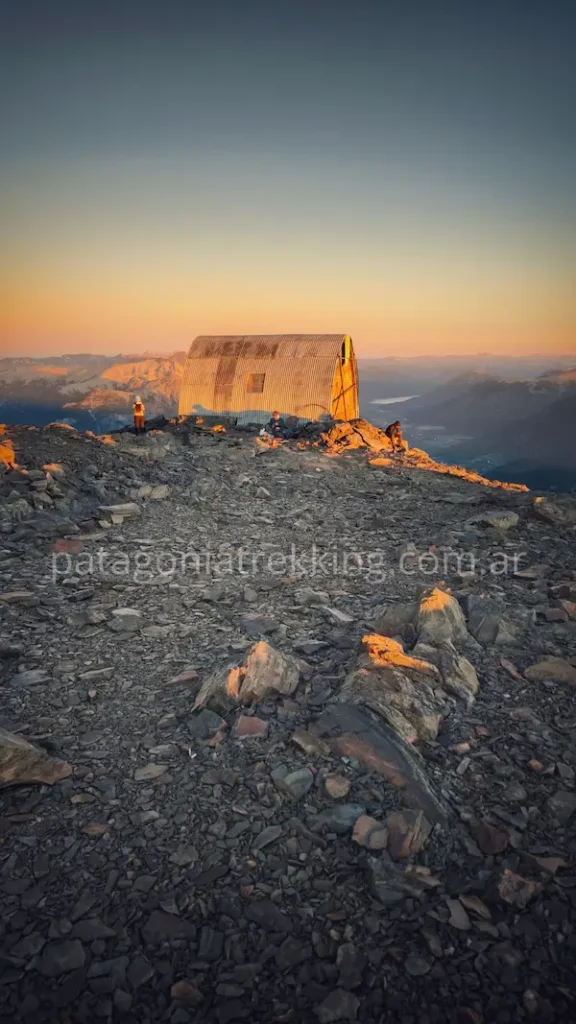 Ascenso al refugio viejo del cerro Tronador: dos días entre barro, bosque y hielo 17 Tronador Refugio Viejo atardecer