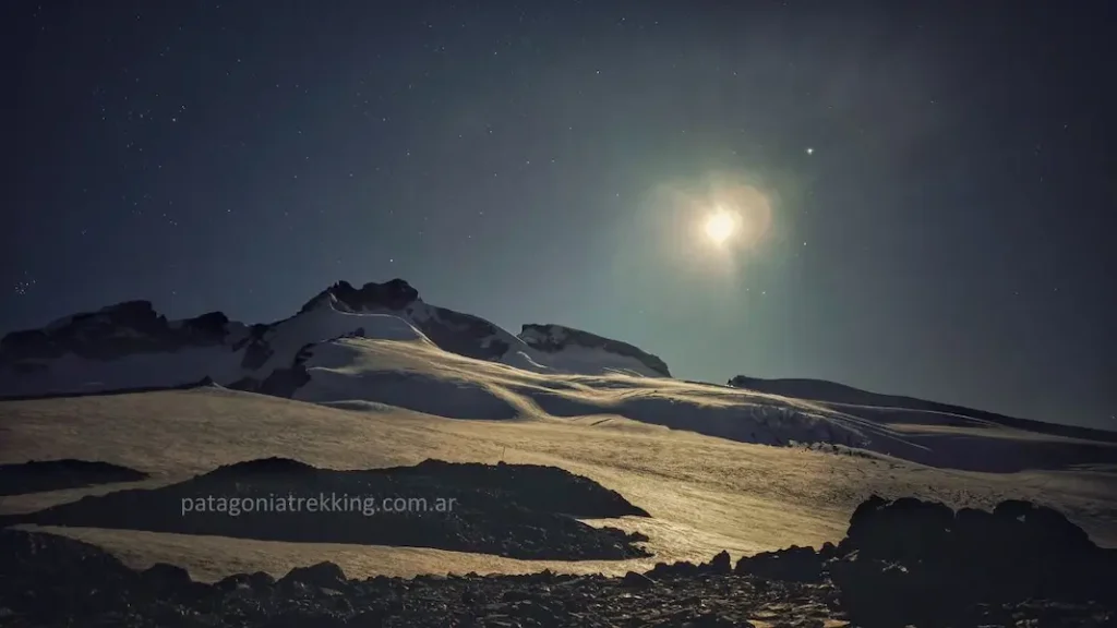 Ascenso al refugio viejo del cerro Tronador: dos días entre barro, bosque y hielo 18 Tronador noche