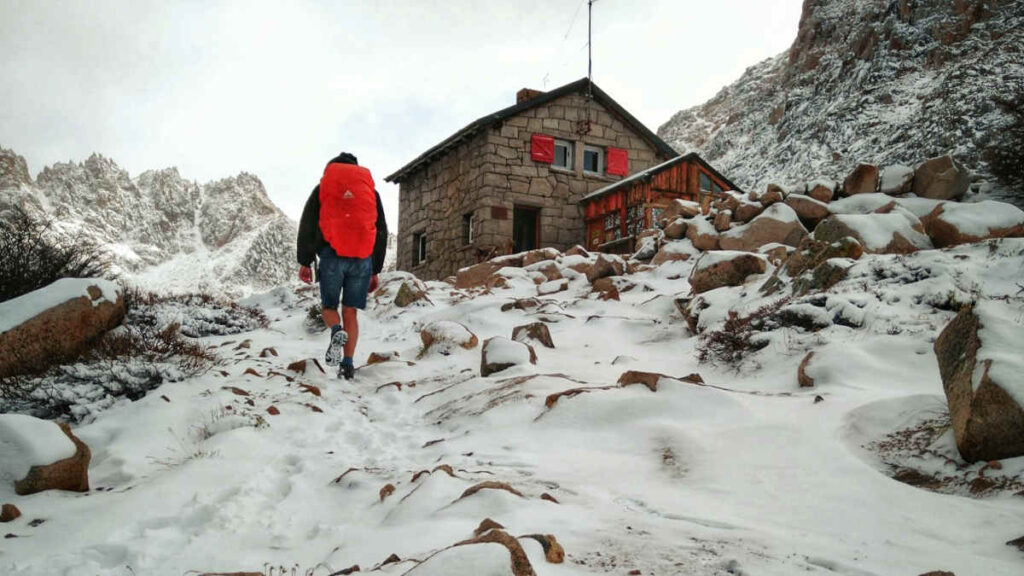 trekking en bariloche al refugio frey con nieve
