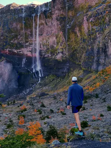 Persona mirando cascadas en el mirador del Glaciar Castaño Overa