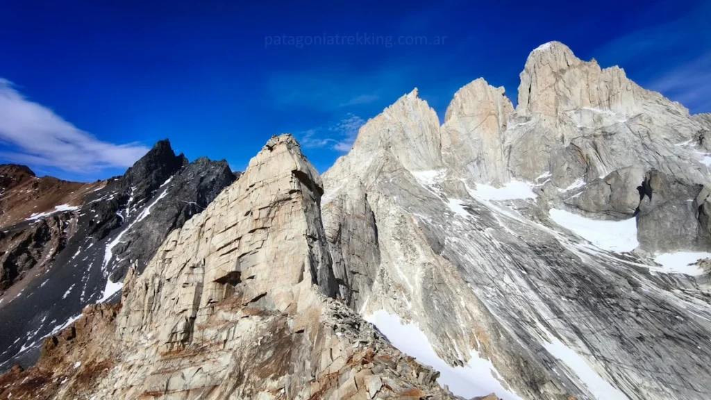 imagen del Paso del cuadrado, mirando al sur, con el cerro eléctrico a la izquierda y el Fitz Roy a la derecha