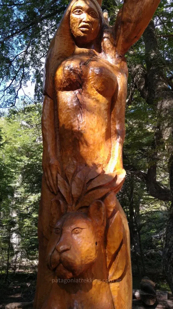 bosque tallado mujer