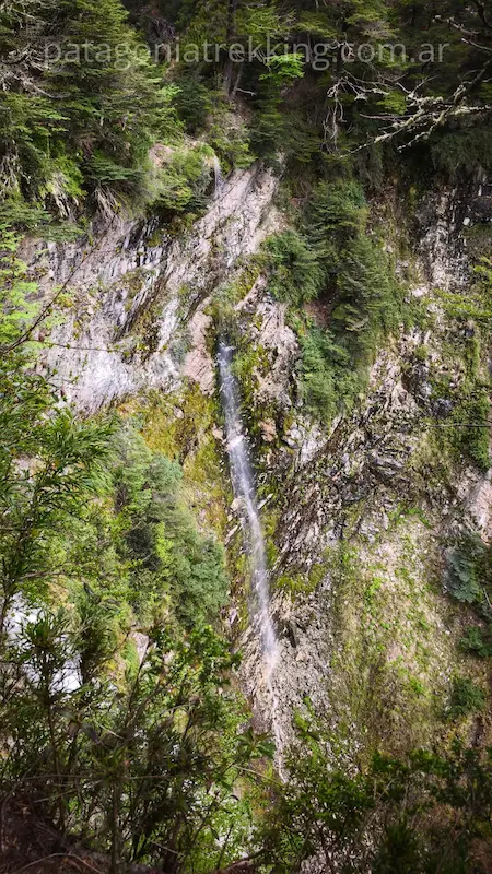 Falso Filo del Belvedere - Cajón Negro - Cumbre del Cerro Belvedere 19 precipicio y cascada