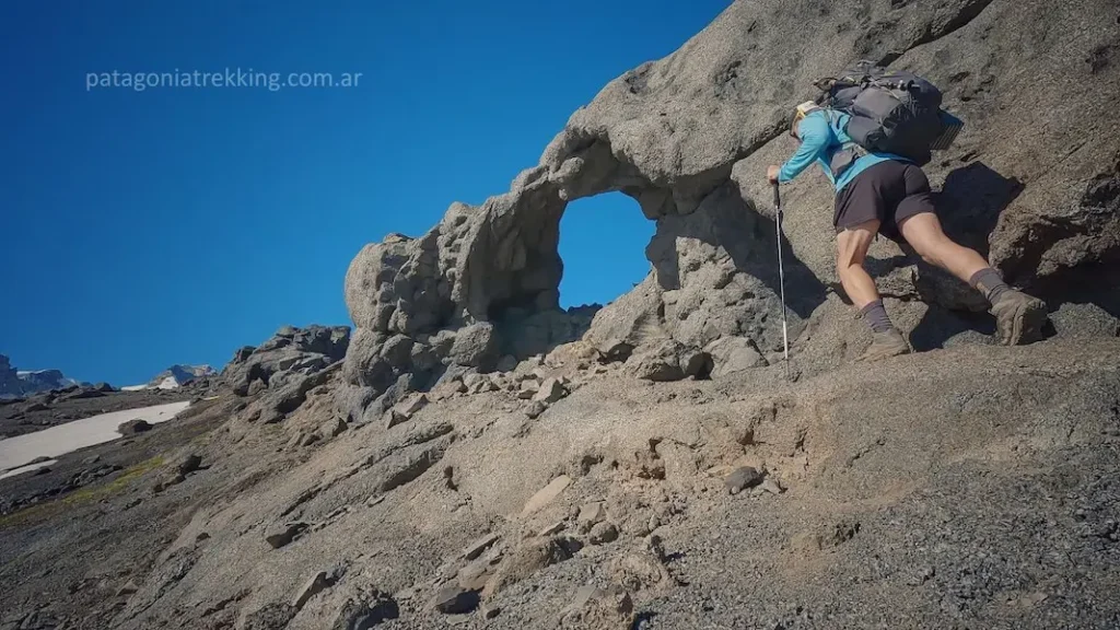 Ascenso al refugio viejo del cerro Tronador: dos días entre barro, bosque y hielo 14 Camino refugio viejo ventana 1