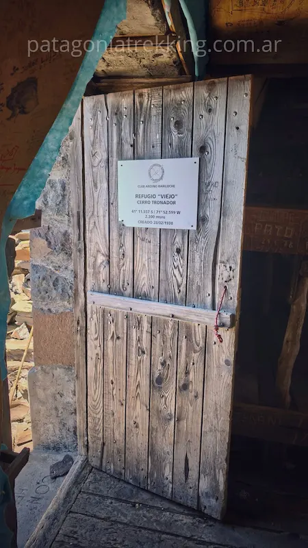 Ascenso al refugio viejo del cerro Tronador: dos días entre barro, bosque y hielo 25 Puerta refugio viejo tronador