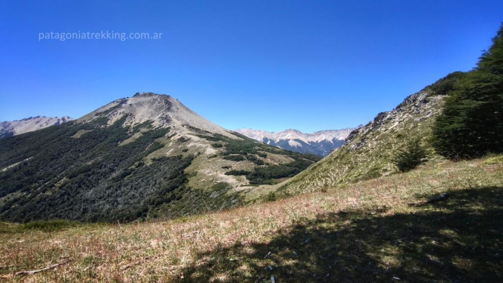 Desde el Centinela al Cerro Simone: la distancia entre la huella y el track 11 sendero cerro simone vista cumbre