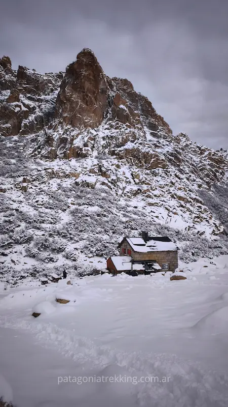 Refugio Frey en invierno 19 Refugio frey invierno vista refugio aguja frey
