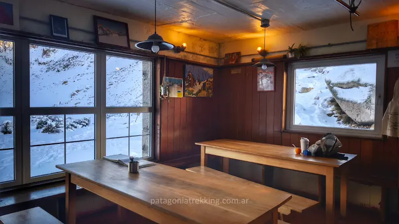 Refugio Frey en invierno 25 refugio frey comedor