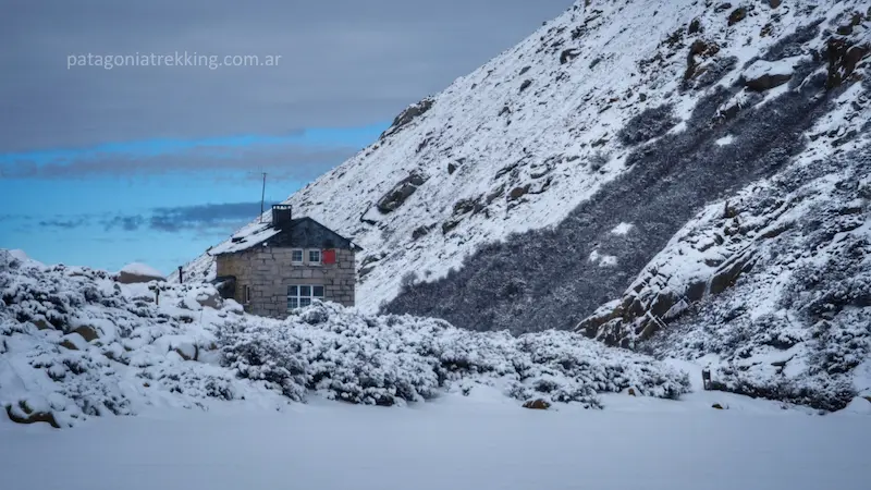 Refugio Frey en invierno 18 refugio frey invierno nublado