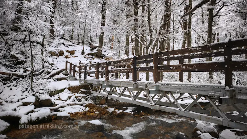 Refugio Frey en invierno 14 sendero refugio frey puente van titter