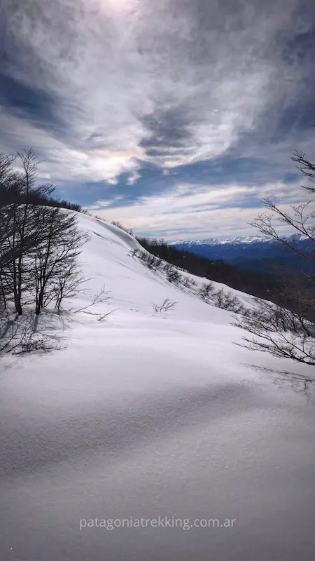 Cerro Dormilón en invierno 15 refugio dormilon nieve ladera