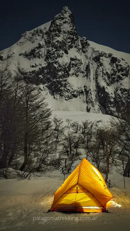 Refugio Jakob en invierno 24 refugio jakob invierno carpa noche pico refugio luz
