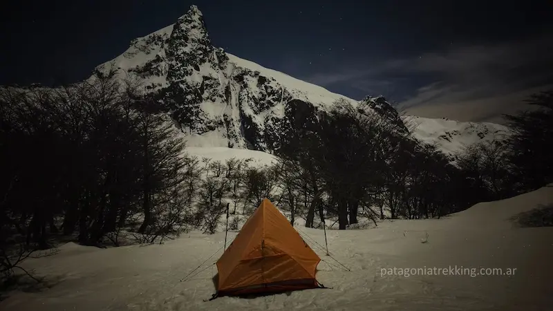 Refugio Jakob en invierno 30 refugio jakob invierno carpa noche pico refugio