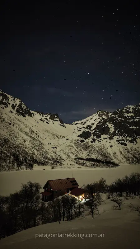 Refugio Jakob en invierno 25 refugio jakob invierno noche estrellas refugio