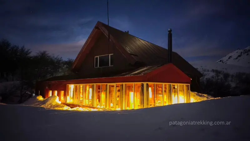 Refugio Jakob en invierno 26 refugio jakob invierno noche ventanas