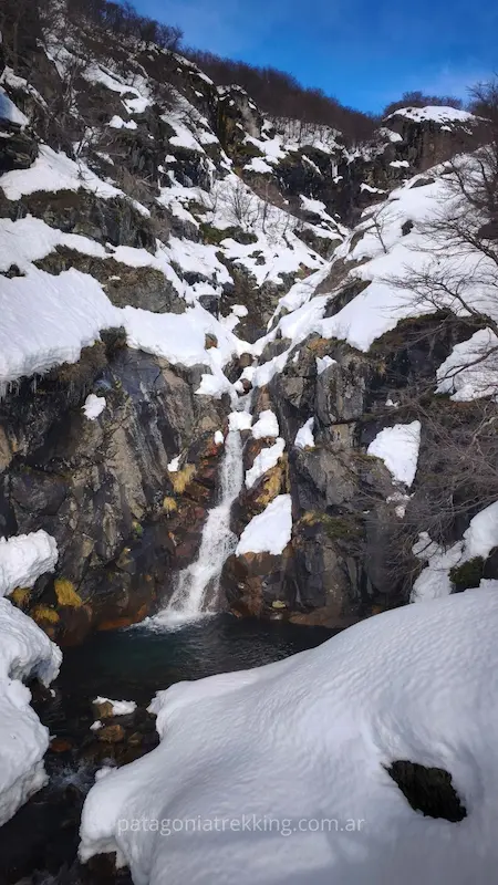 Refugio Jakob en invierno 13 refugio jakob invierno puente metalico vista cascada