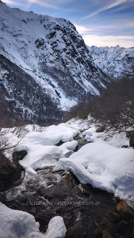 Refugio Jakob en invierno 14 refugio jakob invierno puente metalico vista valle
